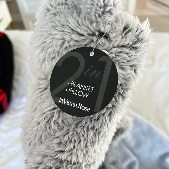 NWT Unicorn wearable blanket / pillow la vie en rose - Picture 3 of 5